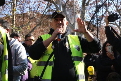 Alberto 'Tito' Álvarez dirigint-se als assistents a l'assemblea.