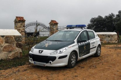 Un cotxe de la Guàrdia Civil a les immediacions de la fina 'La Lapa'