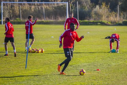 Imatge d'arxiu d'una sessió d'entrenament del CF Reus Deportiu celebrada aquest gener al camp annex de l'Estadi Municipal.