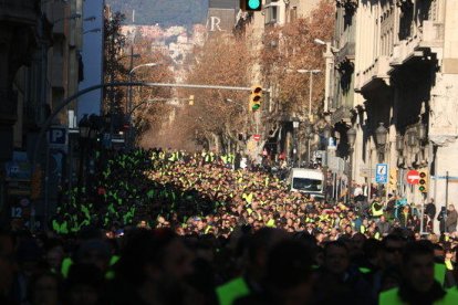 Plano general de la manifestación de taxistas bajando por Via Laietana.