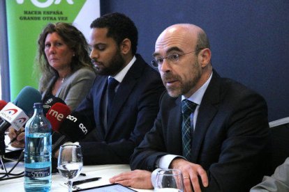 El portavoz de Vox en Barcelona, Jorge Buxadé (derecha), el portavoz del Comité Ejecutivo Nacional, Ignacio Garriga (centro) y la presidenta en Barcelona, Lola Martín (izquierda), en rueda de prensa en el Hotel Barceló Sants este 21 de enero.