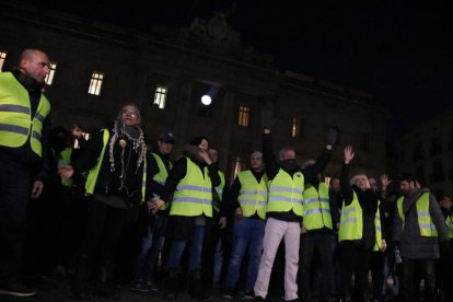 Un grup de taxistes es manifesta a la plaça Sant Jaume de Barcelona el 21 de gener del 2019.