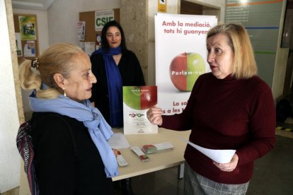 Pla obert d'una dona rebent informació del servei d'orientació a la mediació del Col·legi d'Advocats de Tarragona al Palau de Justícia. Imatge del 21 de gener del 2019