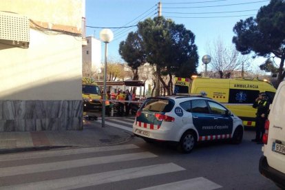 El SEM i els Mossos d'Esquadra s'han desplaçat fins al carrer de Bonavista.