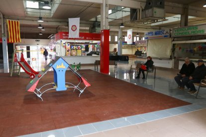 Imagen del parque infantil instalado en uno de los espacios de las antiguas paradas derribadas.