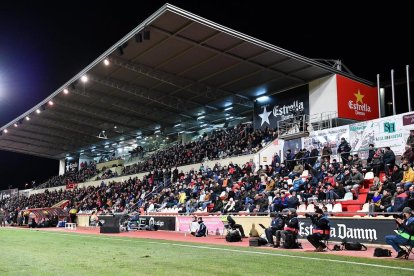 En el comunicat es menciona l'opció de construir un nou estadi.