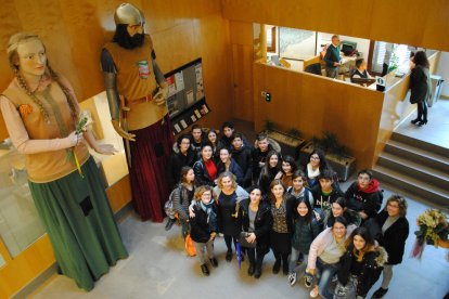 Alumnos y profesores del intercambio en una foto de recuerdo en el vestíbulo del Ayuntamiento.