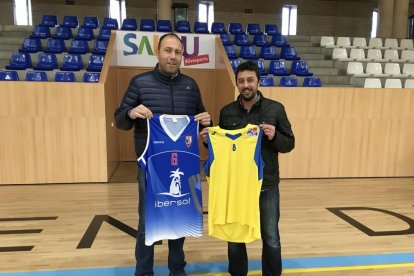 A l'esquerra, Berni Álvarez, acompanyat de Jesús Muñiz al Pavelló Municipal Centre de Salou.