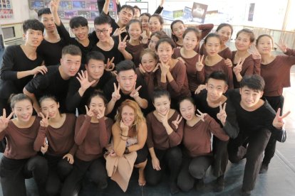 Verònica Blasco con un grupo de alumnos chinos después de impartir una clase.