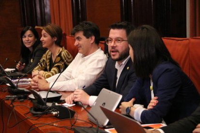 Plano medio de la dirección del grupo parlamentario de ERC en la reunión del 15 de mayo.