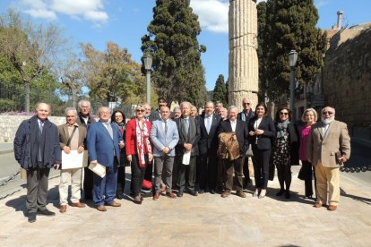 Imatge dels 17 metges honorífics reconeguts en un acte ahir.