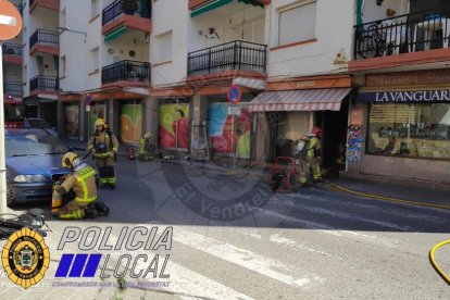 Tres dotaciones de los Bomberos y varias patrullas de las policías locales de Calafell y el Vendrell han trabajado en este servicio.