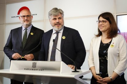 Pla conjunt del portaveu parlamentari de JxCat, Albert Batet, i dels portaveus adjunts Eduard Pujol i Gemma Geis, durant una roda de premsa al Parlament.