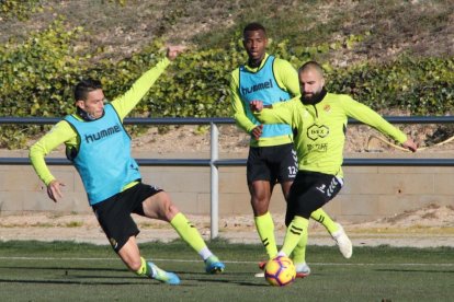 David Rocha, a l'esquerra de la imatge, durant un entrenament amb el Nàstic aquesta temporada.