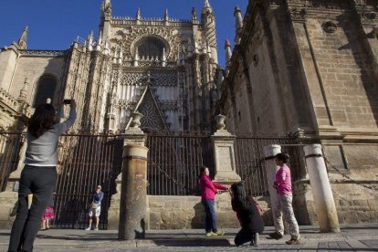 Imatge d'arxiu d'unes turistes fent fotografies a lacatedral de Sevilla.