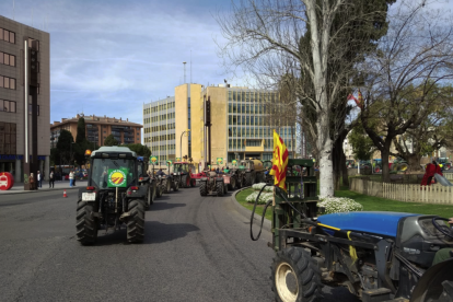 La tractorada dels pagesos de Tarragona passant per la Imperial Tàrraco.