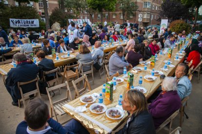 Alguns dels assistents esperant per a poder començar a sopar.