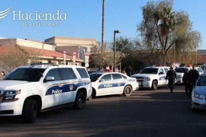 Imatge del centre hospitalari amb agents de policia a l'exterior.