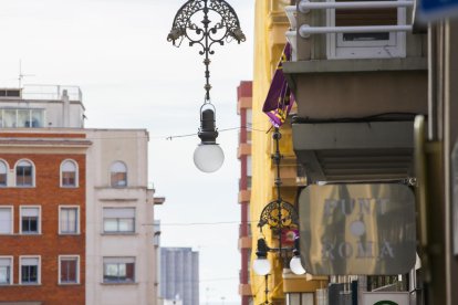 Imatge d'un dels fanals del carrer Unió.