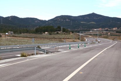 L'A-27 inacabada al seu pas pel terme de Valls als peus del Coll de Lilla en una imatge d'arxiu.