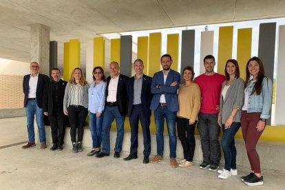 Imatge de la visita de representants institucionals a l'escola del Catllar.