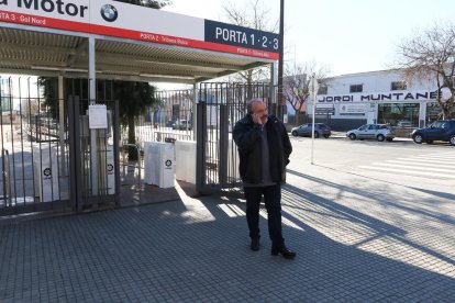 Joan Oliver, sortint del club després d'una recent reunió amb els jugadors de la primera plantilla del CF Reus.