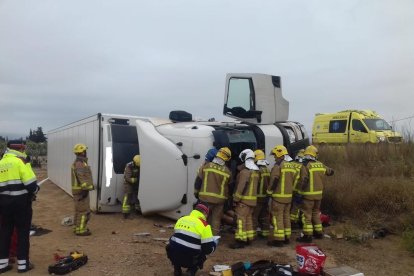 Imagen del camión volcado en la AP-7, a su paso por Mont-roig.