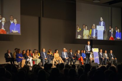 Pere Segura Xatruch, candidato a la alcaldía de Vila-seca, dirigiéndose al público asistente.