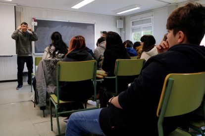 Pla general de Joel Prieto, del grup Versembrant, rapejant davant dels alumnes del taller de rap contra la islamofòbia a Cambrils.