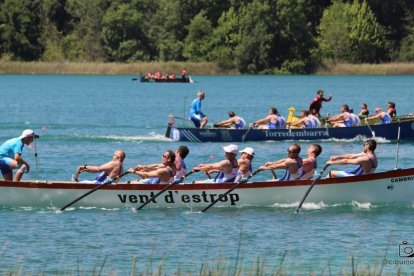 Un dels instants de la prova masculina que va tenir lloc a l'Estany de Banyoles diumenge passat.