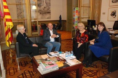 Margarida Aritzeta, nova degana de la ILC; Joan-Elies Adell, director de la Institució; la consellera de Cultura, Laura Borràs, i la fins ara degana, Isabel-Clara Simó.