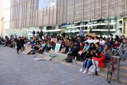 Imatge d'estudiants en protesta aquest divendres 15 de març pel canvi climàtic.