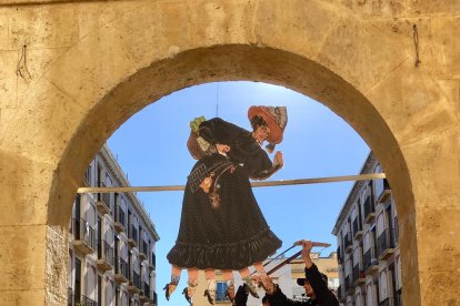 Imagen de los dos voluntarios de Protección Civil serrando la pierna a la Vella Quaresma.