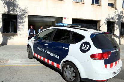 Pla general de la sortida d'un dels vehicles dels Mossos d'Esquadra que trasllada els pares detinguts per presumptes maltractaments al seu nadó després que el jutjat de guàrdia decretés presó provisional. Imatge del 16 de febrer del 2019 (Horitzontal).