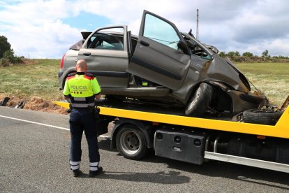 Uno de los vehículos siniestrados en el accidente mortal en la N-240 en el término municipal de Vimbodí i Poblet.