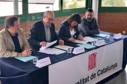 Signatura de l'acord, amb el conseller d'Educació, Josep Bargalló, i la consellera d'Agricultura, Teresa Jordà.