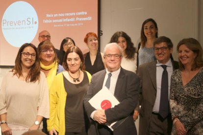 Varios miembros de las tres entidades unidas por PrevenSI, con el psicólogo Antoni Pueyo delante y en medio.