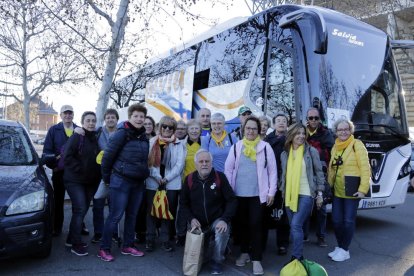 Un grup de manifestants abans de pujar en un dels autobusos que ha sortit des de Lleida.