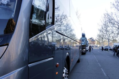 La hilera de autobuses que han salido hacia Madrid desde Lleida.