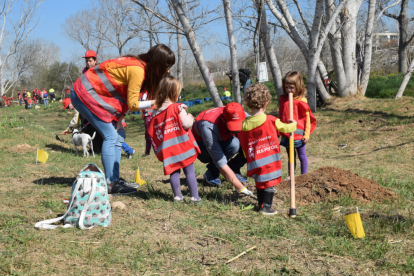 Moltes famílies han participat en la Plantada Popular.