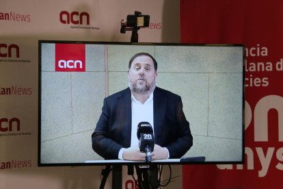 Imagen de la conexión con el candidato a las europeas, Oriol Junqueras, en rueda de prensa desde la ACN.