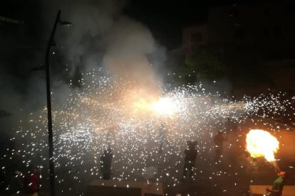 Imagen del 'correfoc' de la fiesta mayor de la Santa Creu de ayer domingo en Calafell pueblo.