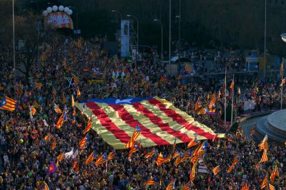 Pla general d'una estelada gegant a la manifestació a Madrid.