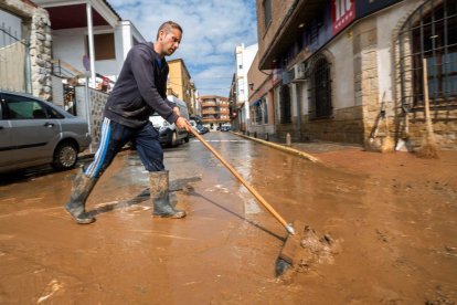 Una persona treballa en un carrer de la localitat toledana de Mora.