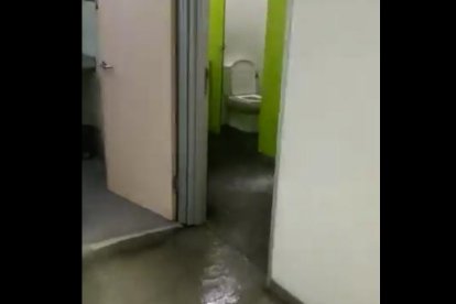 Una cañería reventada provocó la inundación de la comisaría.