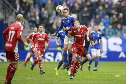 El centrocampista del Nàstic Viti, durante un salto con Ramon Folch en una acción del partido al Carlos Tartiere contra el Oviedo.