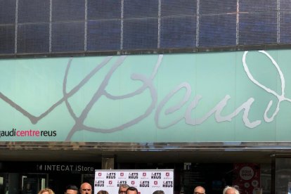 Imatge de l'acte davant l'edifici de la Capsa Gaudí a la plaça Mercadal.