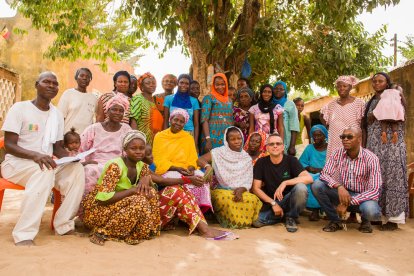 Marc Micola, uno de los impulsores de Afrinatur, con un grupo de mujeres productoras en el África.