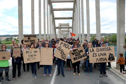 Manifestantes con carteles contrarios al proyecto del vertedero de Riba-roja d'Ebre.