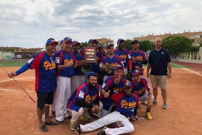 La plantilla del Vila-seca Gladiators celebrando el éxito conseguido al campeonato de Cataluña.